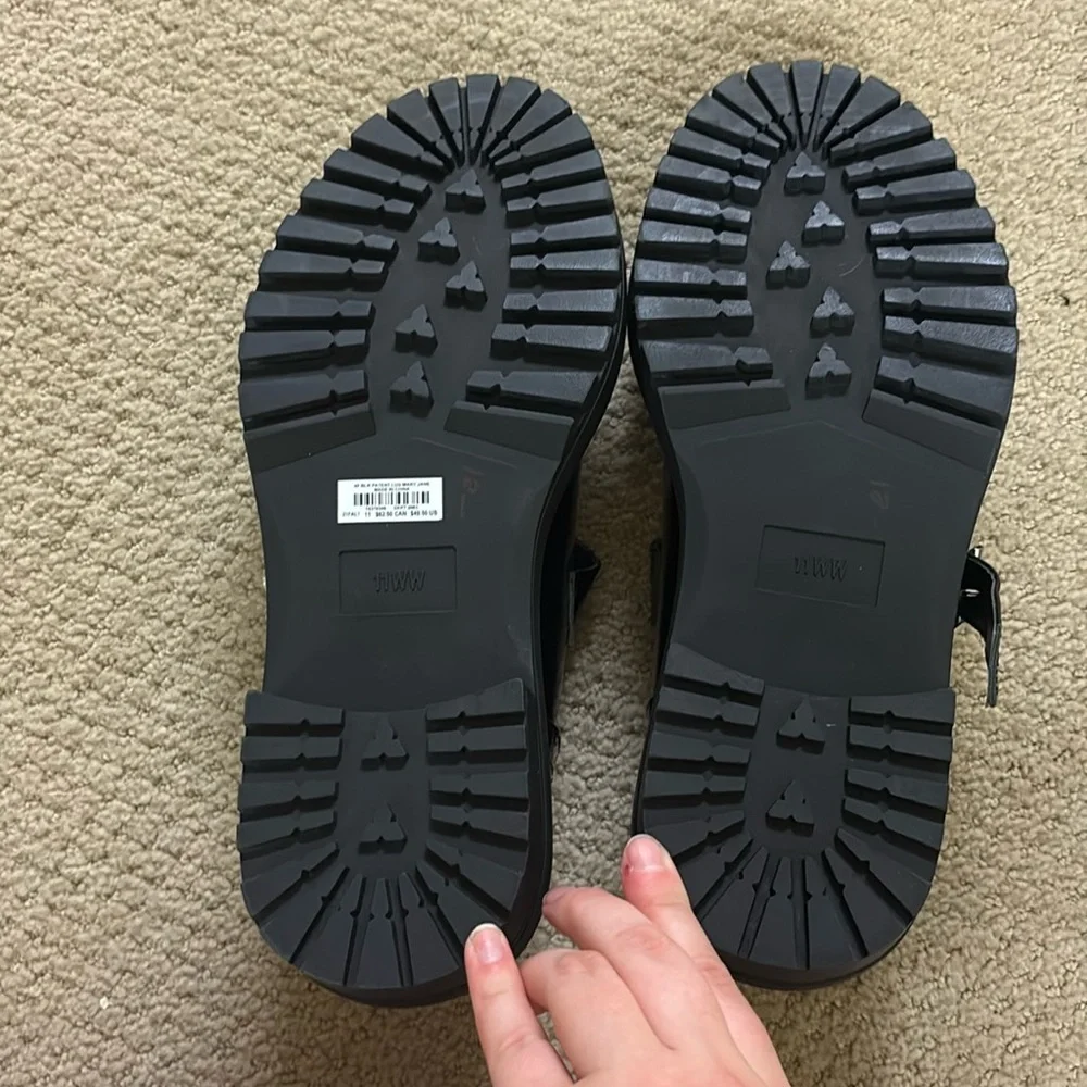 Torrid NWT Size 11WW Lug Mary Jane Oxford Patent Faux Leather Black Shoes - Picture 8 of 11